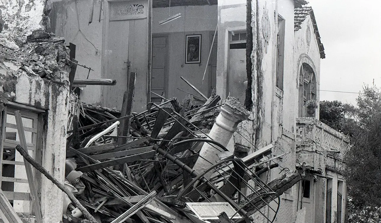 Foto em preto e branco da torre desabada do Estoril, em 1994