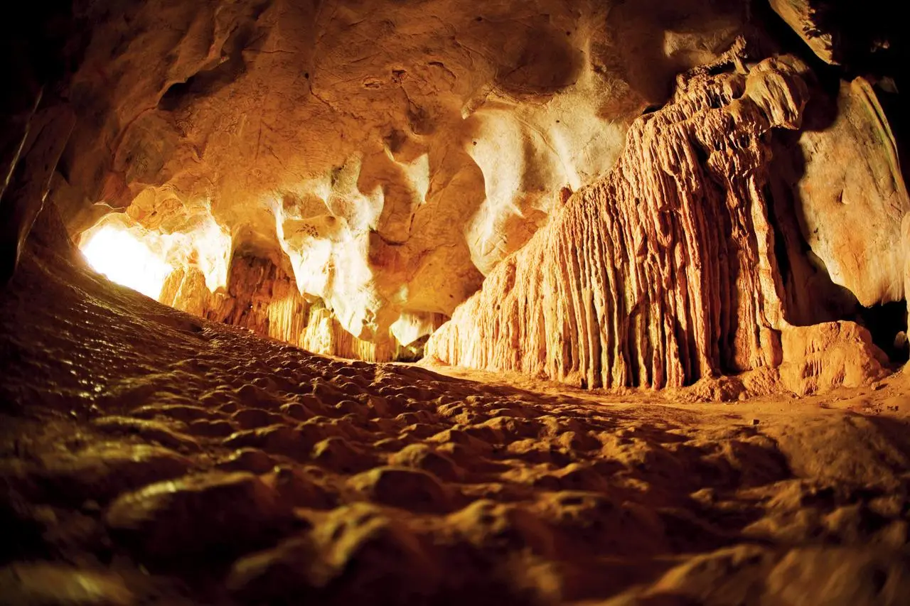 Foto da gruta de Ubajara por dentro iluminada