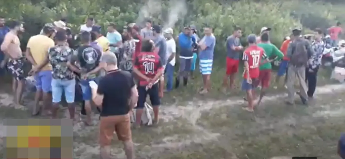 Um print de um torneio de caça ilegal de tatu. Na imagem, aparecem vários homens reunidos para o evento ilegal