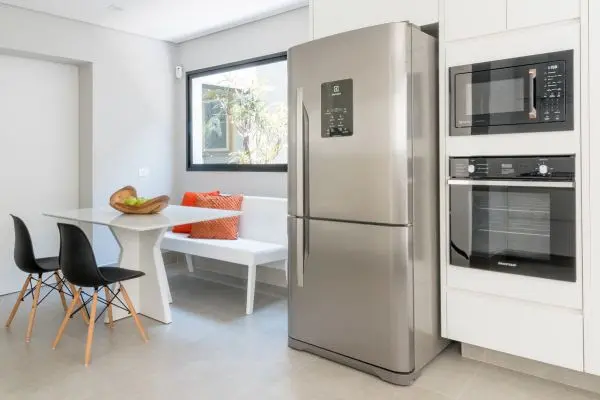 Copa convidativa e com luz natural. Projeto da arquiteta Isabella Nalon