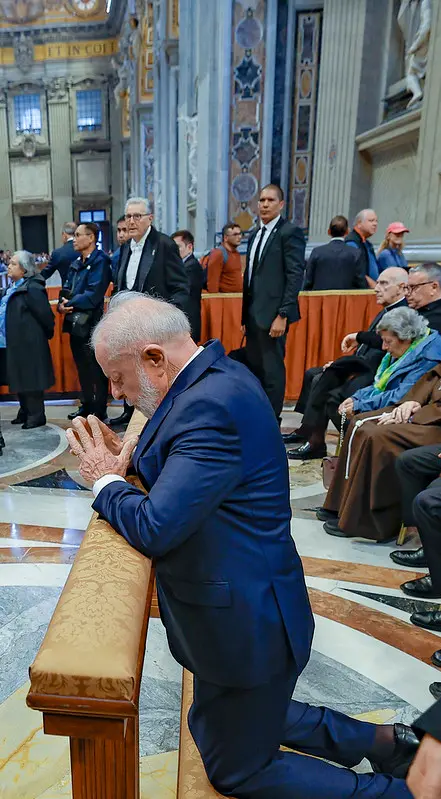 Lula de joelhos reza em velório do papa Francisco