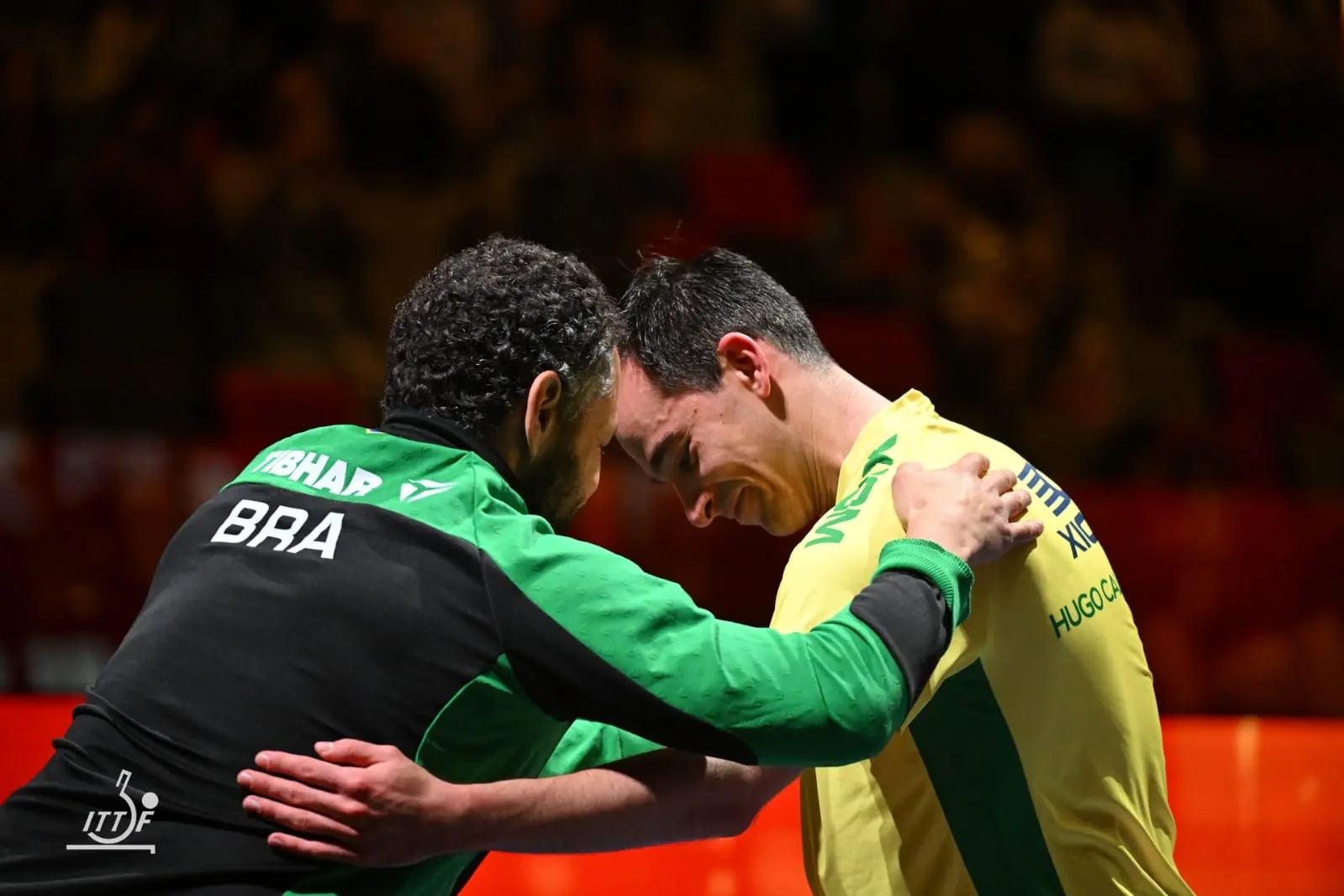 Foto de Hugo Caldeirano e Thiago Monteiro, após a conquista da Copa do Mundo de Tênis de Mesa