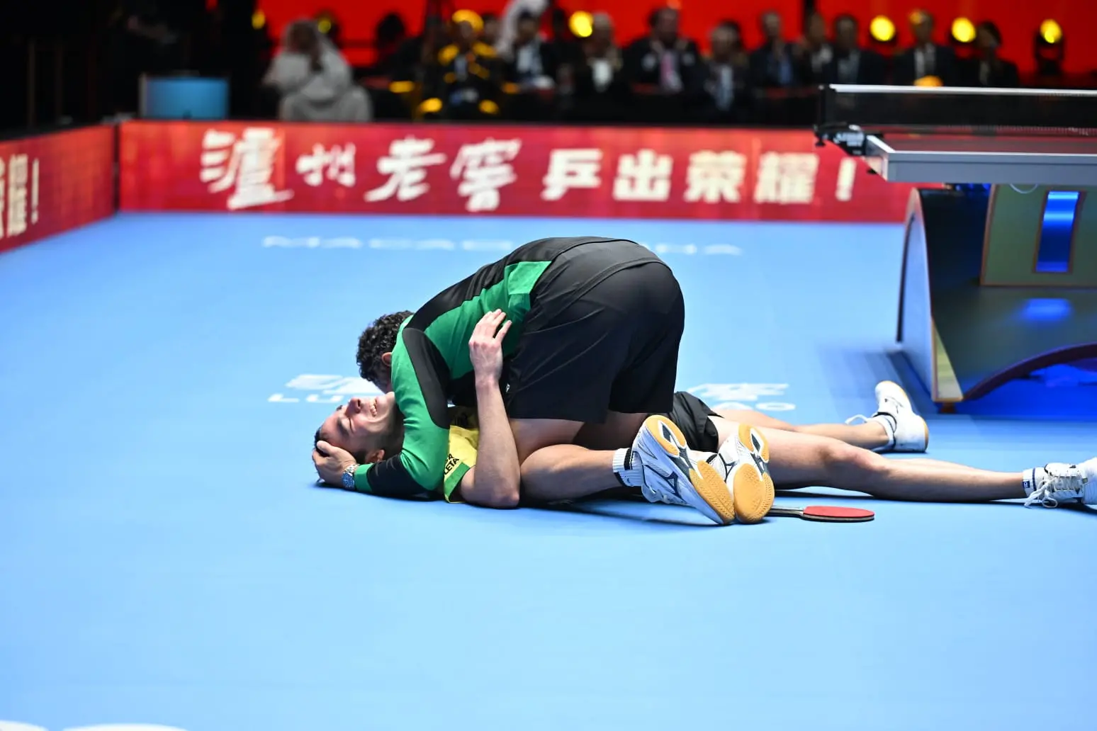 Foto de Thiago Monteiro e Hugo Calderano na comemoração do título.
