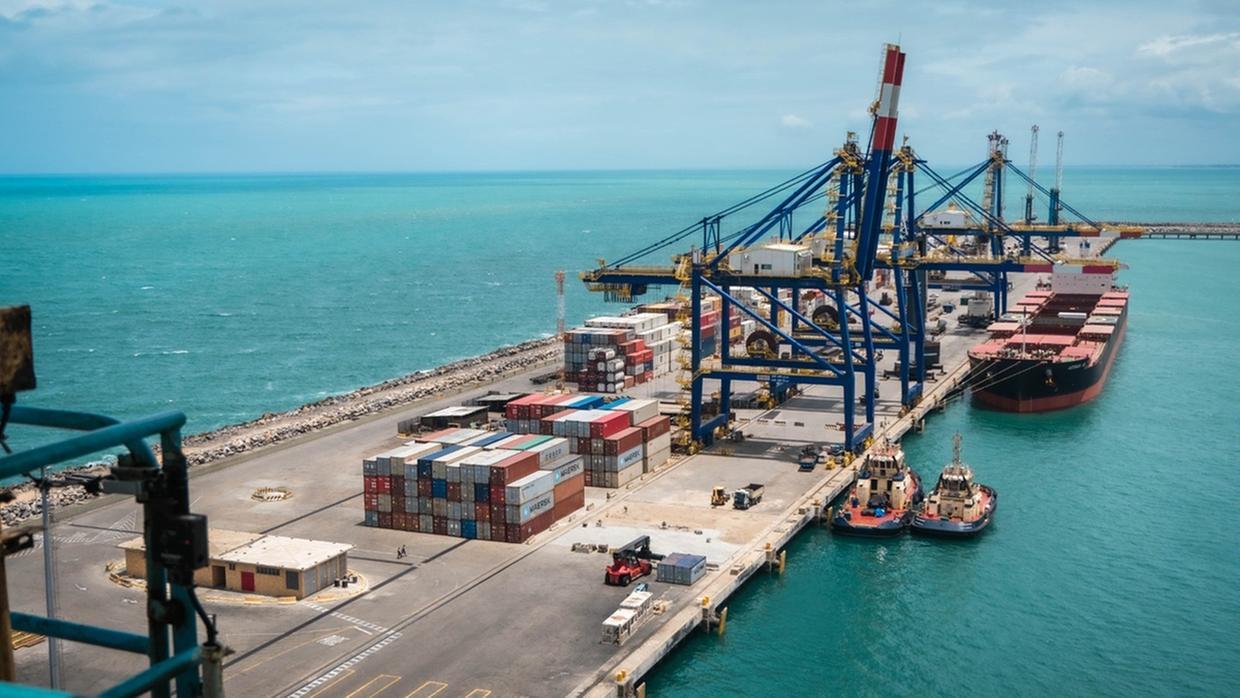 foto mostra movimentação de contêineres e embarcações no Porto do Pecém, no Ceará.