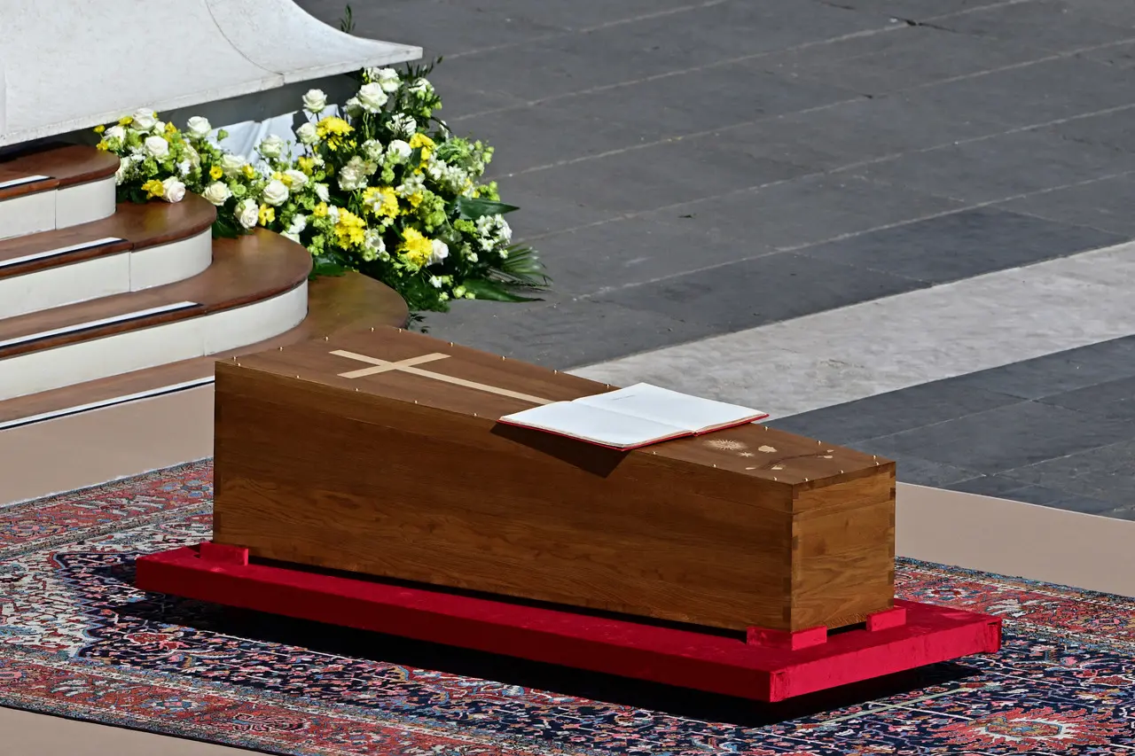 Imagem mostra caixão do papa Francisco durante funeral transmitido ao vivo