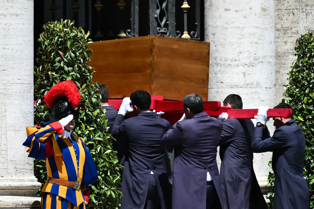 Imagem mostra caixão do papa Francisco sendo carregado em cerimônia de funeral e sepultamento