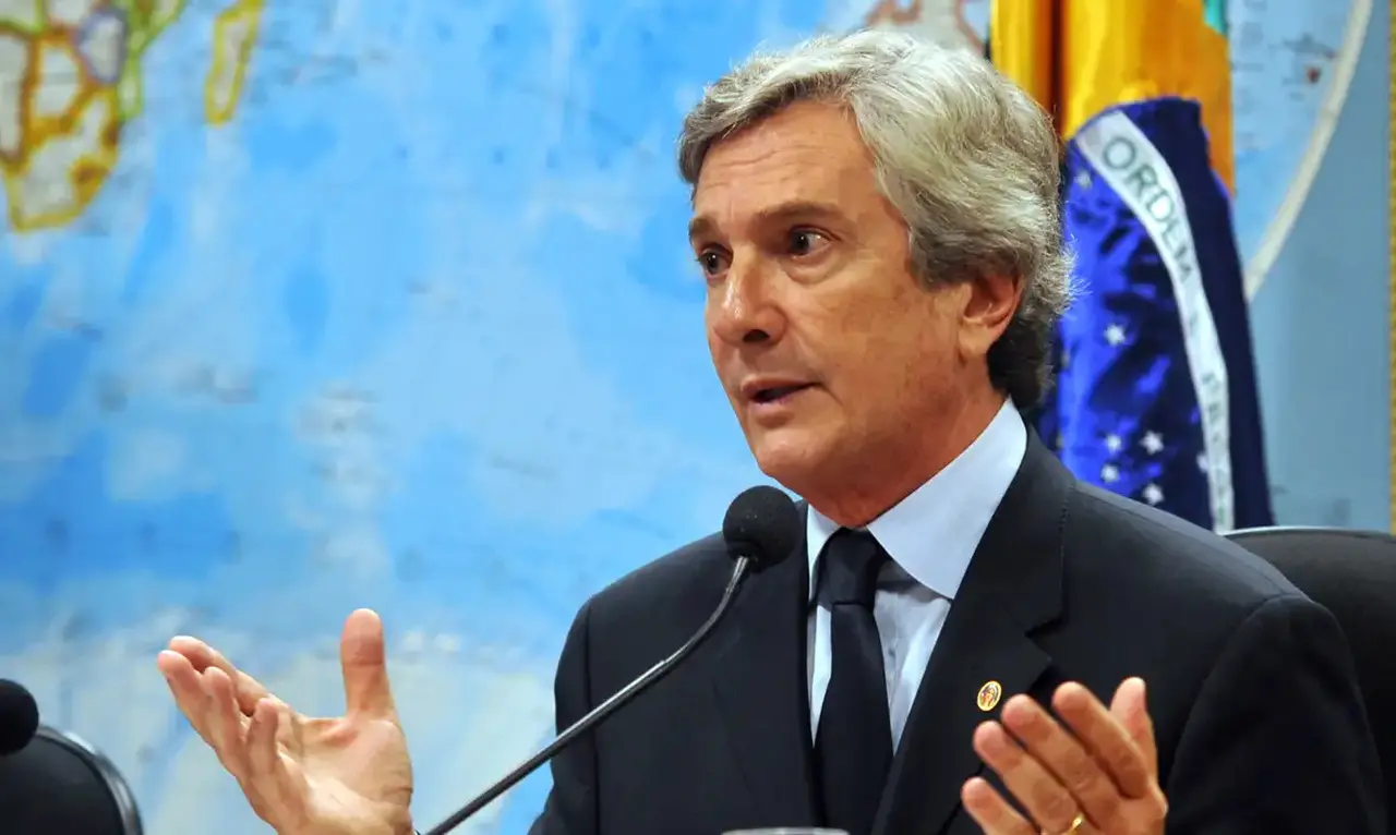 Imagem do ex-presidente Fernando Collor de Mello durante discurso. Condenado por corrupção e lavagem de dinheiro, ele teve a prisão decretada e aguarda nova decisão do STF em plenário presencial.