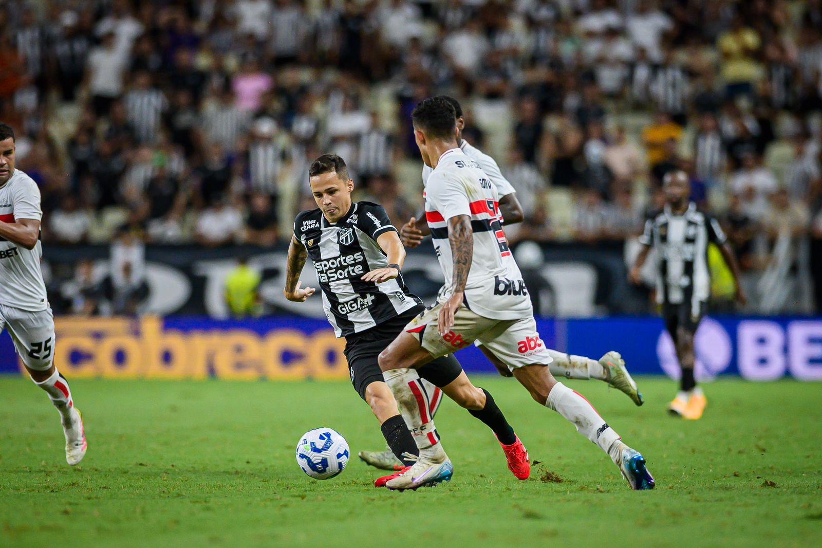 Atletas de Ceará e São Paulo disputam bola em empate pela Série A de 2025 na Arena Castelão