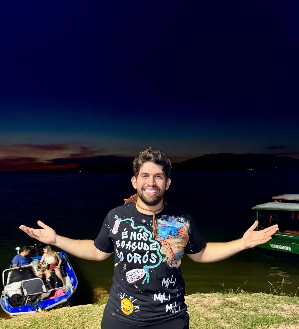 Arthur Alves na beira do açude Orós pouco antes de começar a sangria