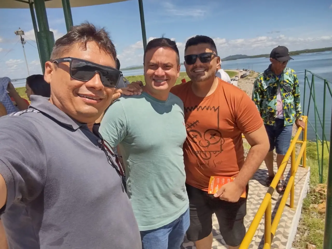 João Carlos e os colegas Murilo Paiva (no centro) e Moisés Nunes (à direita), pouco antes da sangria do Orós