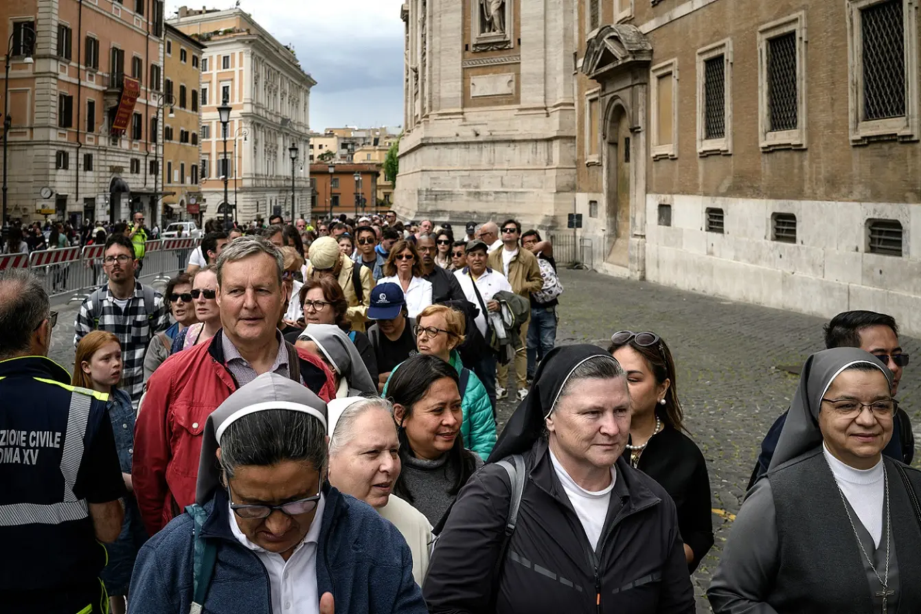 Foto de fila de fiéis esperando para ver o túmulo do papa Francisco, em Roma