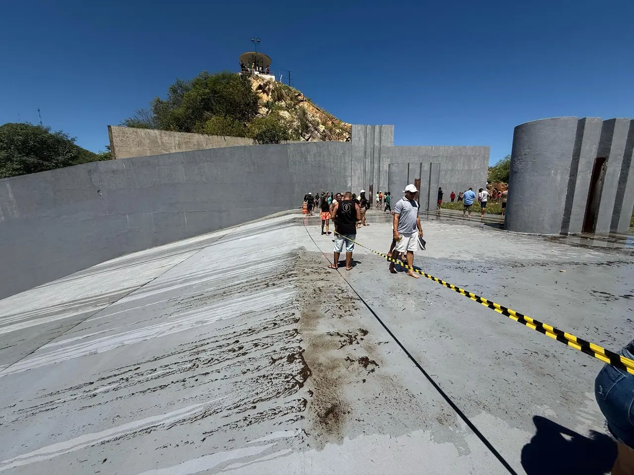 Populares acompanham sangria do açude Orós na manhã de domingo (27)