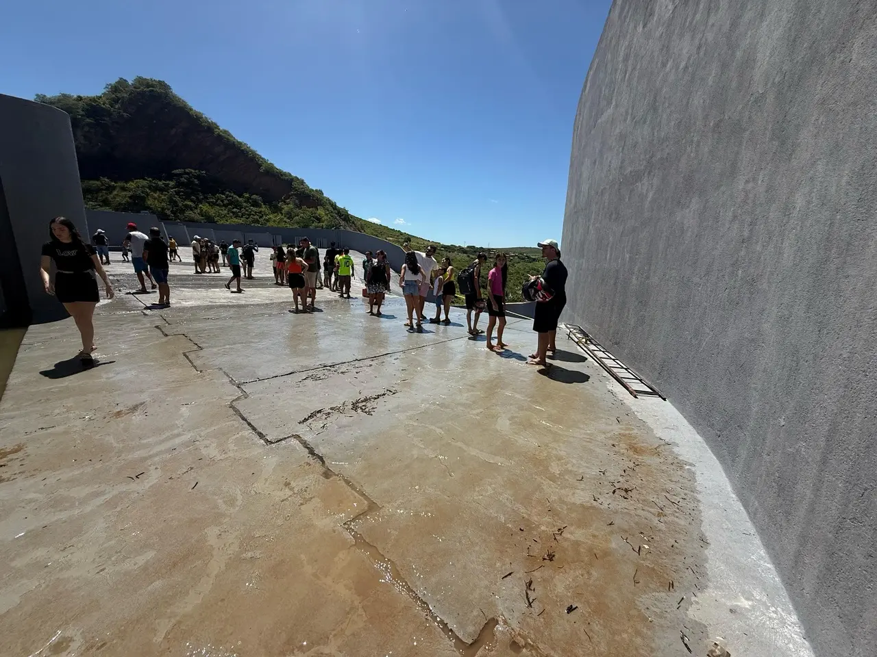 Populares acompanham sangria do açude Orós