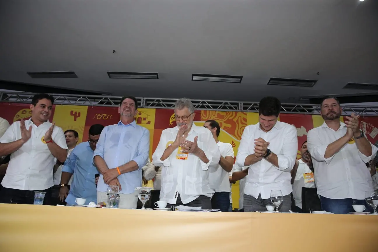 Júnior Mano, Cid Gomes, Eudoro Santana, João Campos e Romeu Aldigueri durante o Congresso Estadual do PSB neste domingo (27)