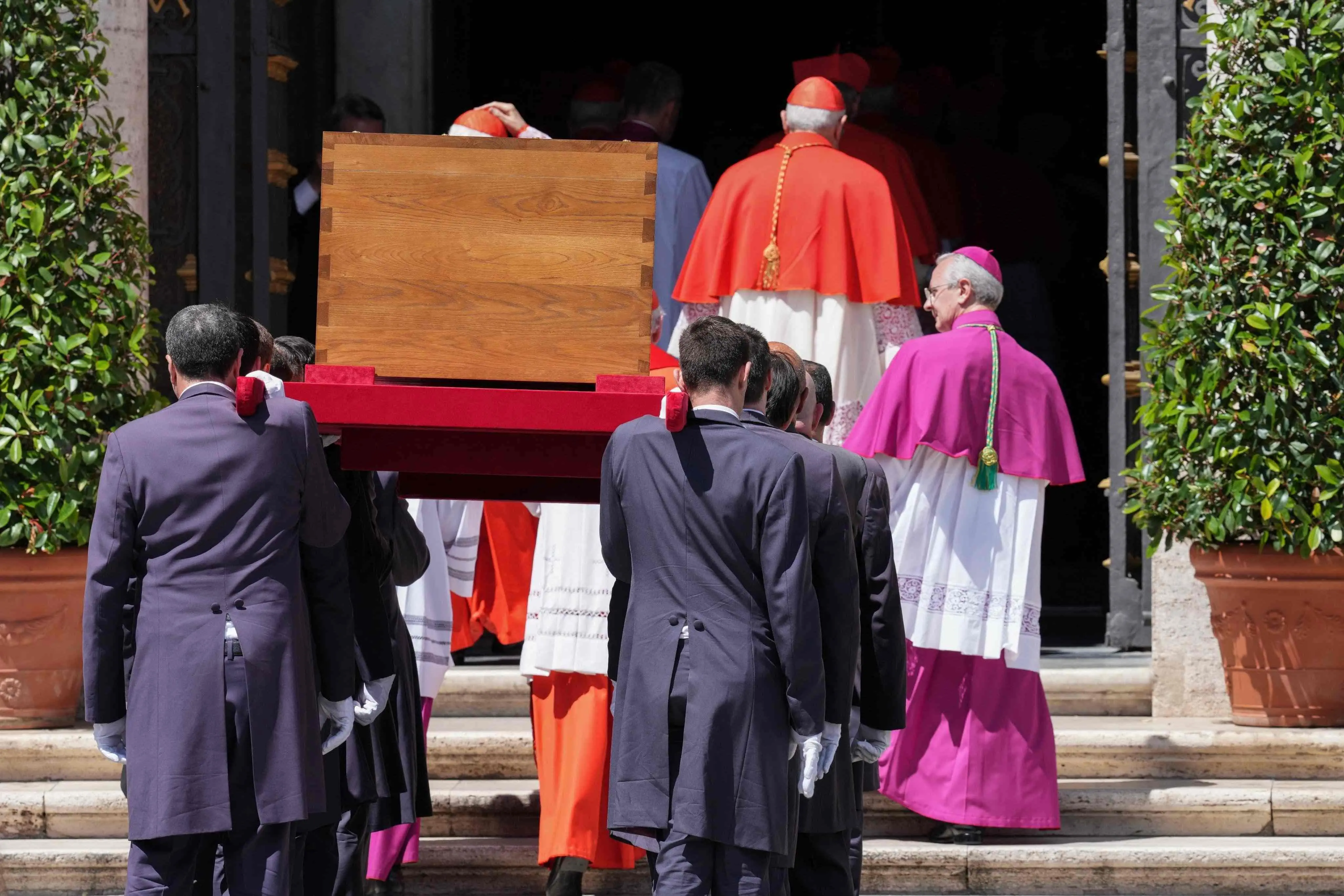 Na imagem, o caixão do papa Francisco é levado para interior da Basílica