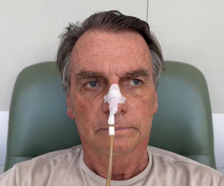 Jair Bolsonaro usando sonda em hospital de Brasília