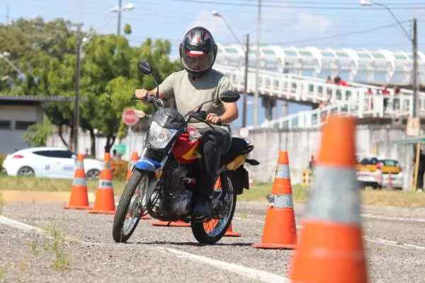 Imagem mostra candidato para CNH durante exame de direção