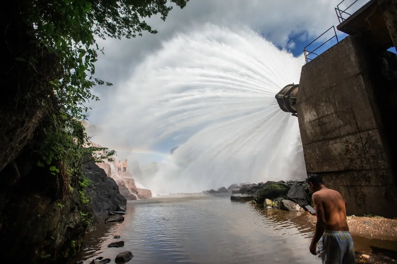 Imagem de uma grande válvula jorrando água, formando o que se chama de véu de noiva do Orós