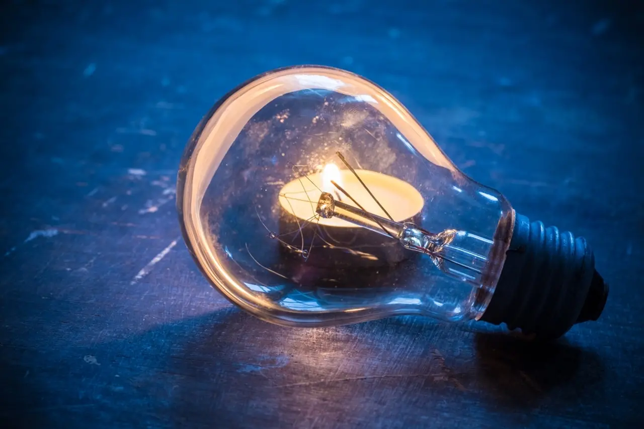 Lâmpada acesa como referência ao apagão ocorrido na Espanha e Portugal e outros países na Europa