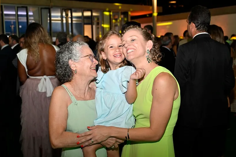 Yane Marques ao lado da filha e da mãe.