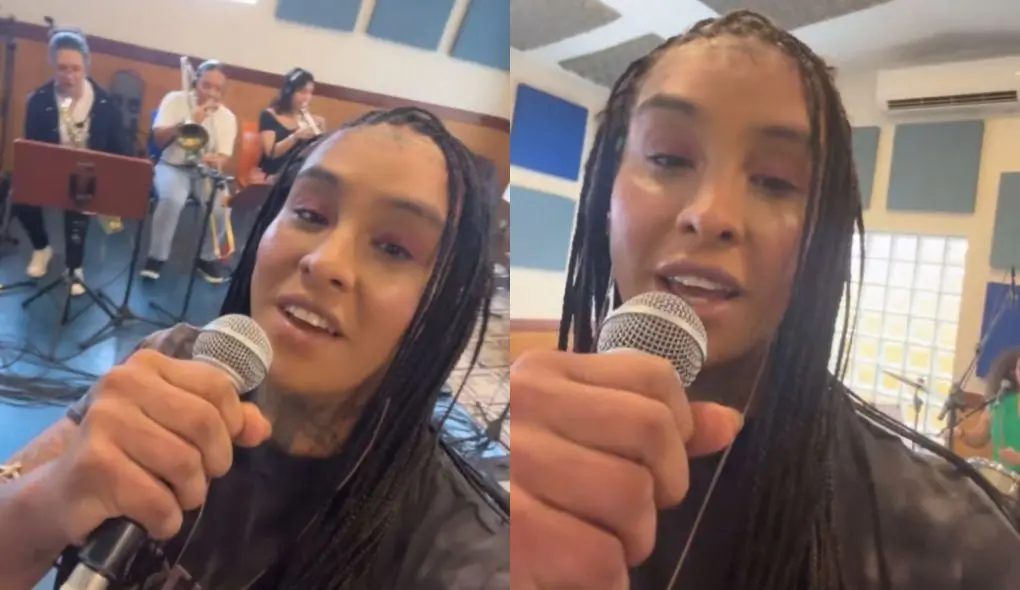 Foto de Linn da Quebrada, ensaiando em estúdio para show pós-internação por problemas de saúde mental