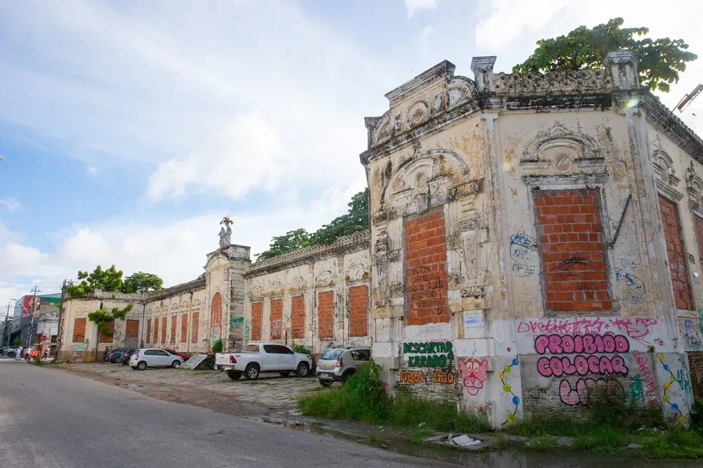 Imagem mostra a Escola Maria e José deteriorada