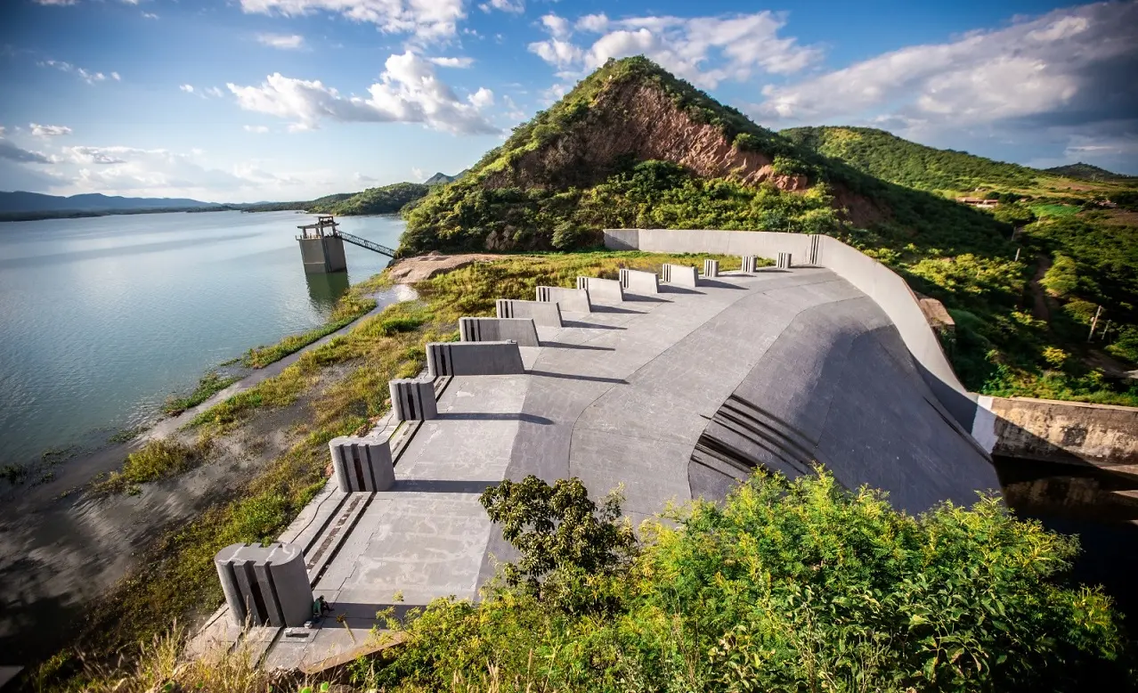 Vista lateral do sangradouro do açude Orós, cheio em abril de 2025