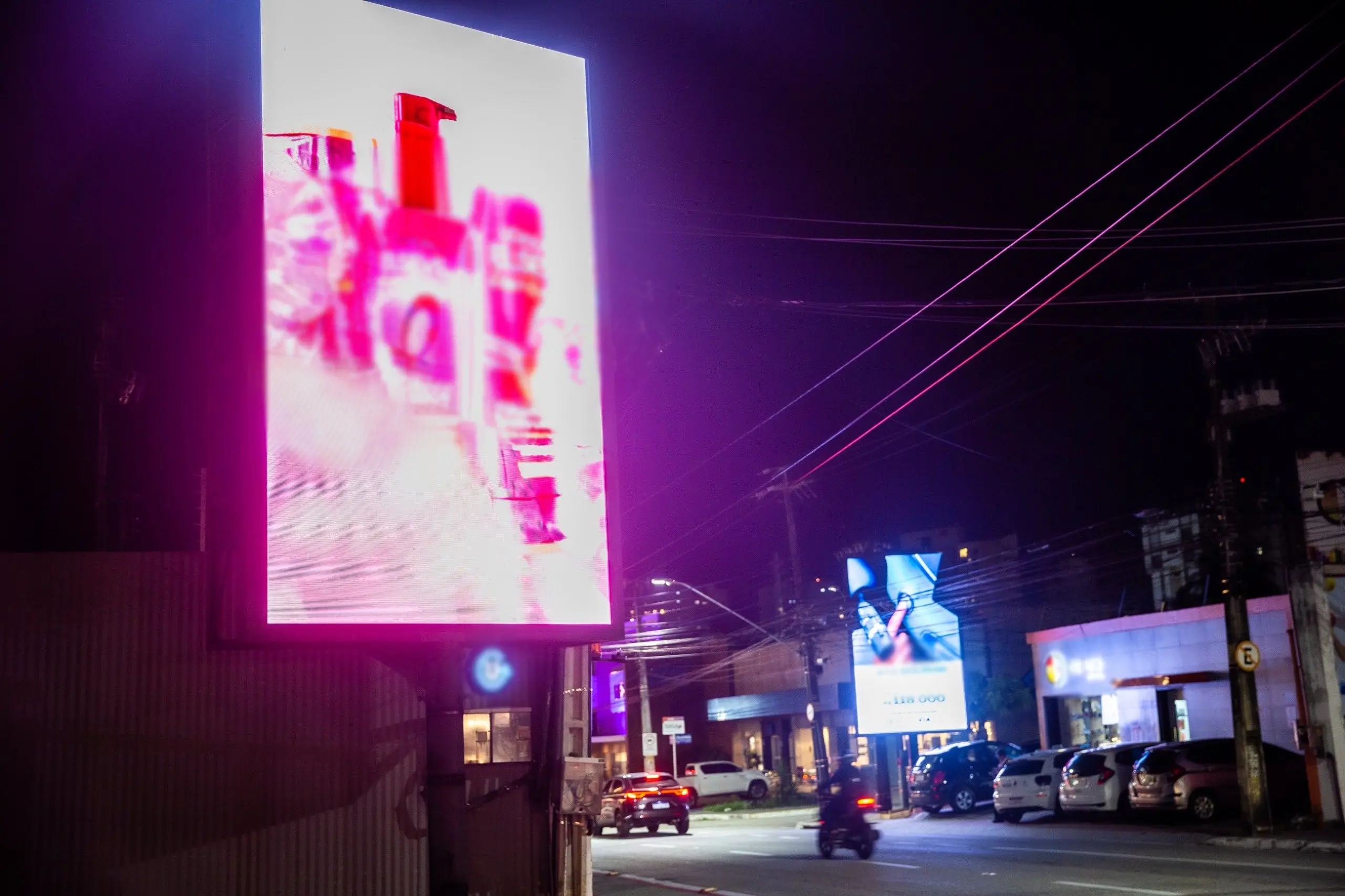 Painéis de LED na avenida Antônio Sales, em Fortaleza