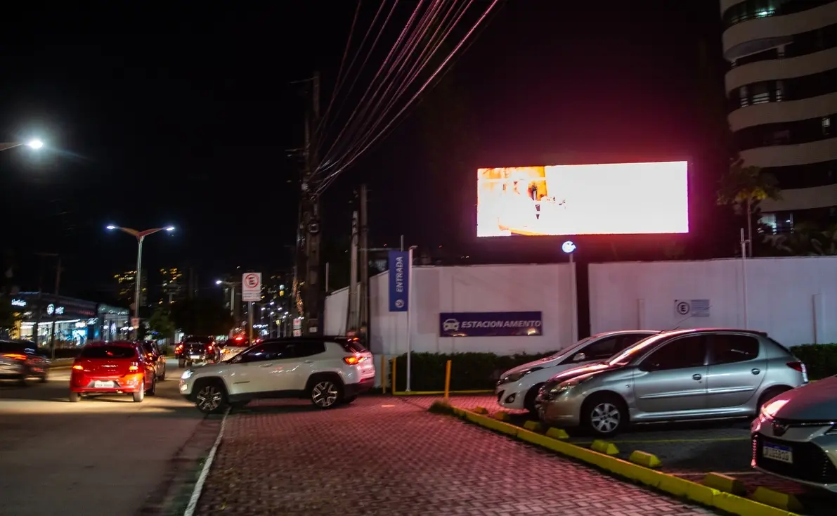 Painel de LED na avenida Rogaciano Leite