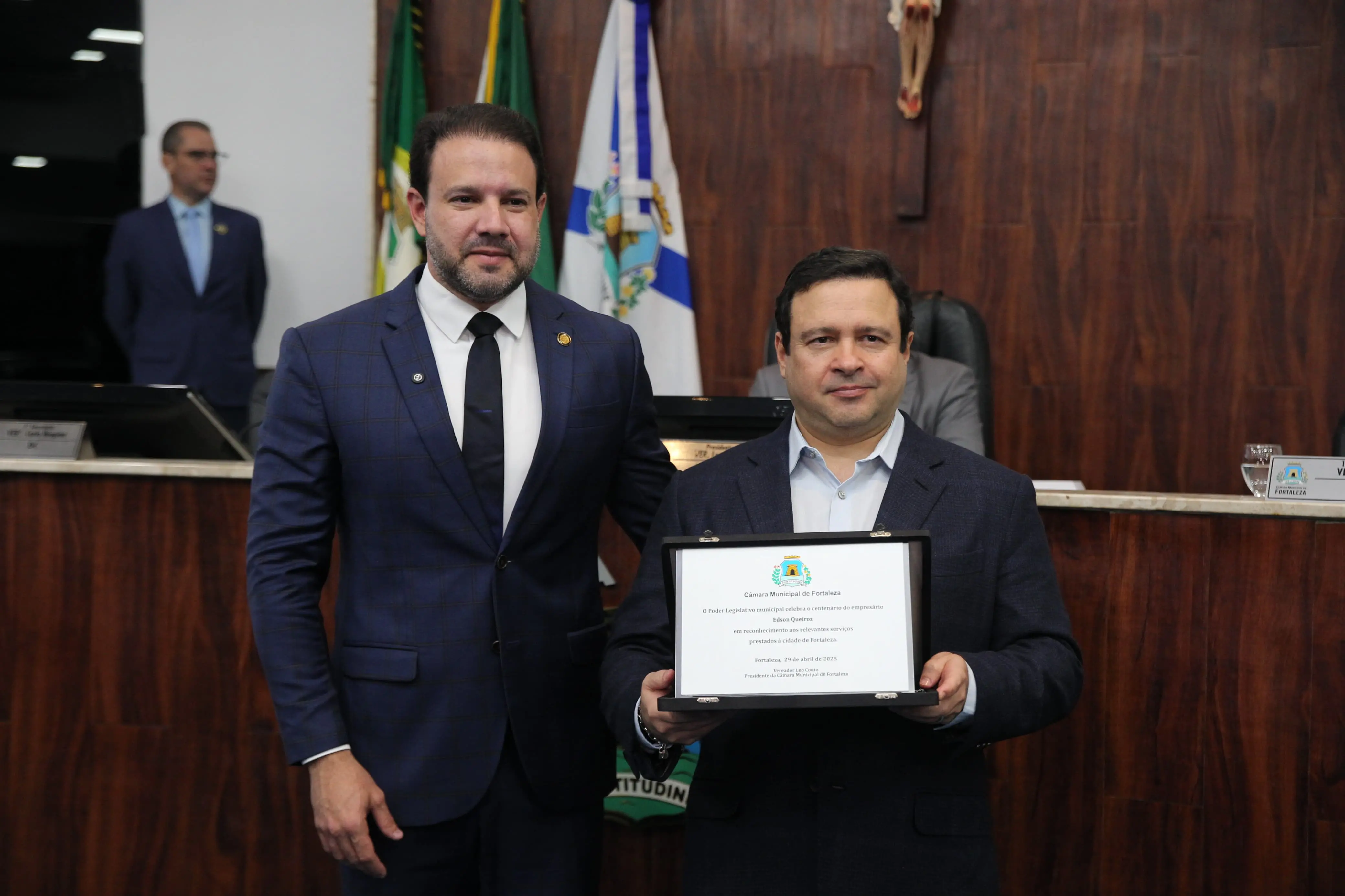 Foto do presidente da Câmara Municipal de Fortaleza Léo Couto, ao lado de Igor Queiroz Barroso, neto de Edson Queiroz e membro do Conselho de Administração do GEQ