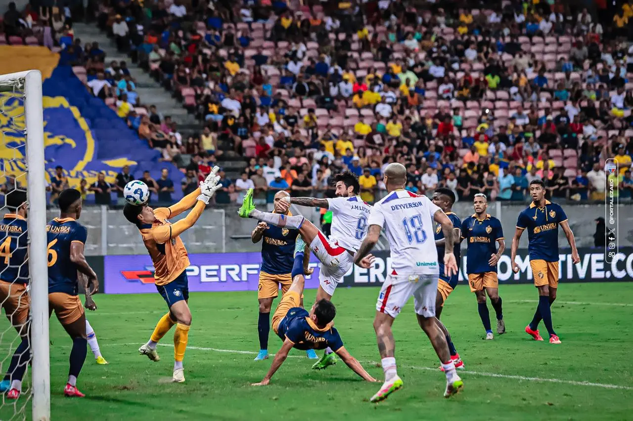 Foto de Lucero, autor do gol de empate do Leão em duelo Retrô x Fortaleza pela Copa do Brasil 2025.