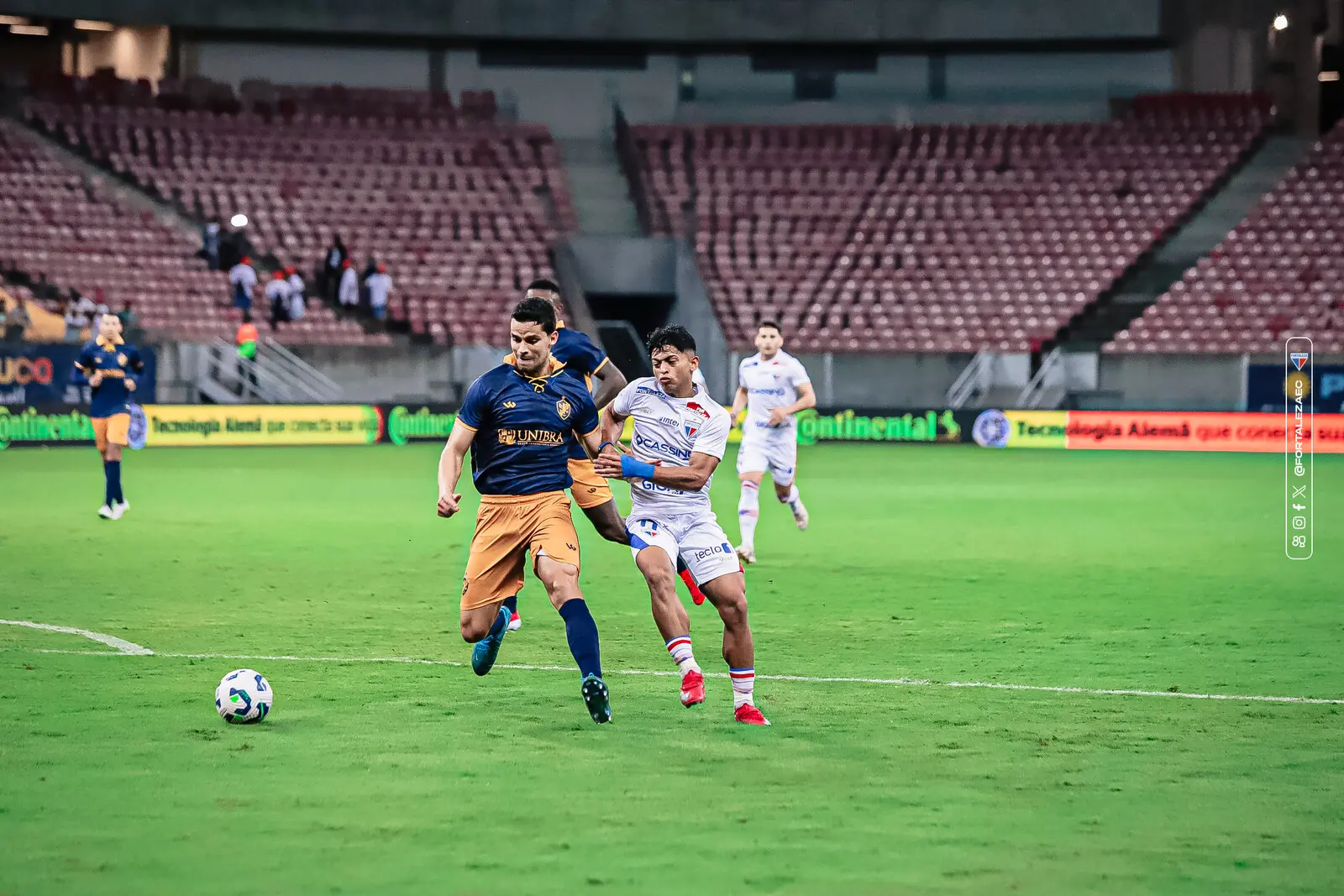 Atletas de Retrô e Fortaleza disputam bola pela Copa do Brasil