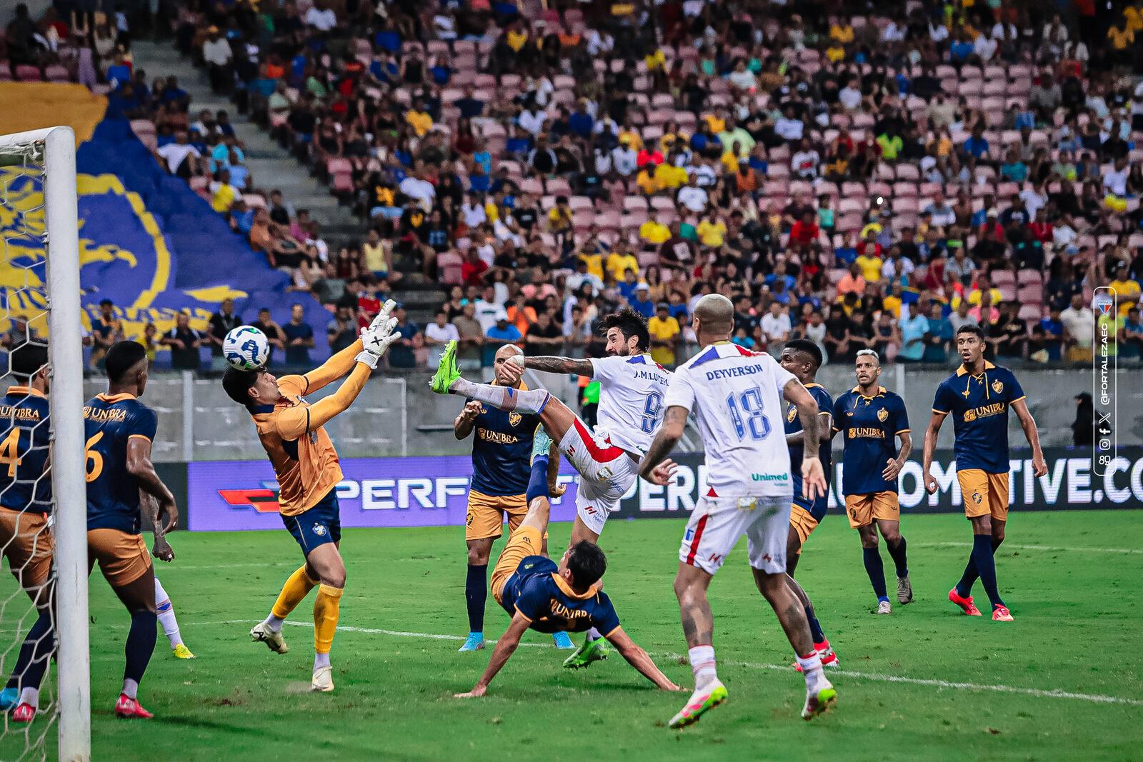 Atletas de Fortaleza e Retrô disputam bola