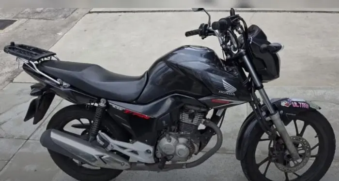 Imagem da moto no pátio da Policia Militar