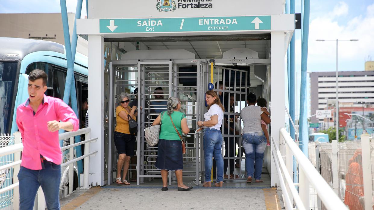 Imagem de uma estação de ônibus da Av. Bezerra de Menezes