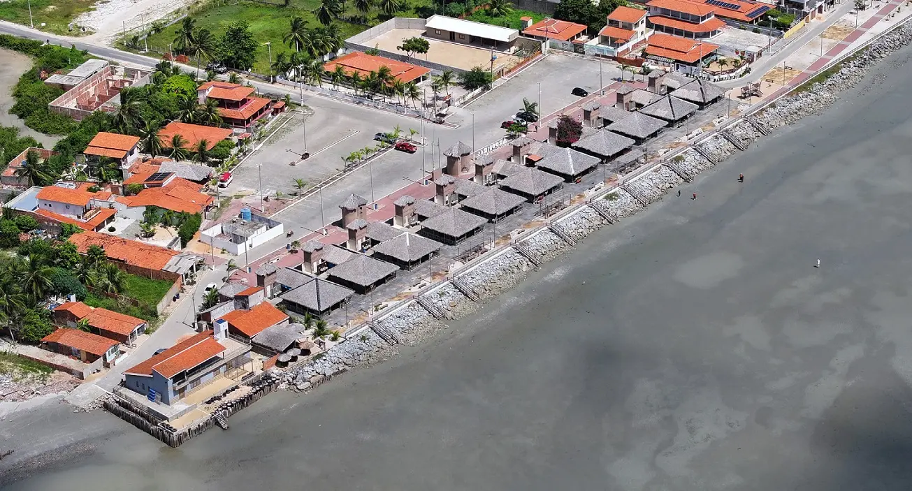 Foto do avanço do mar na Praia de Arpoeiras, em Acaraú
