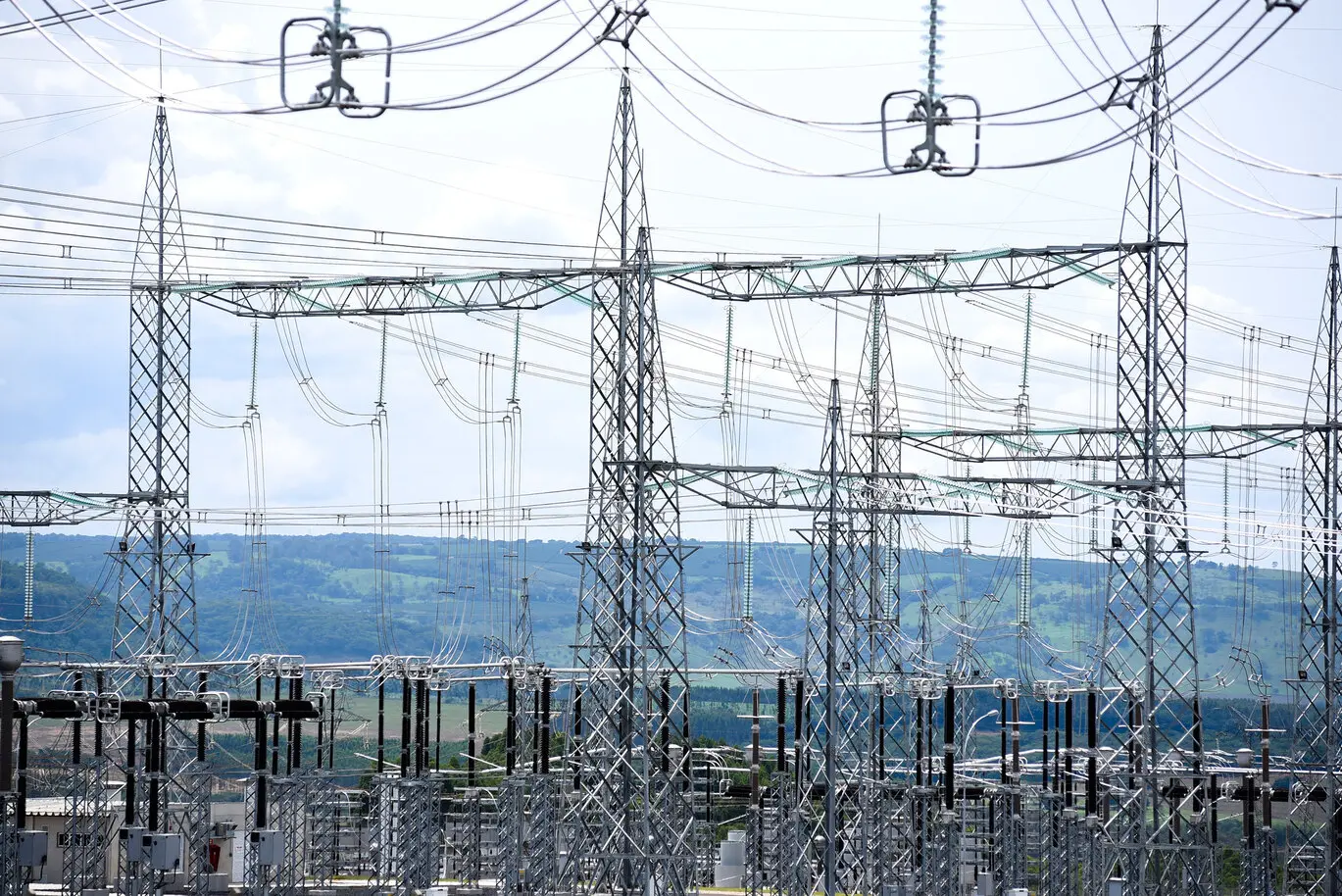 Foto que contém uma subestação de energia no Ceará