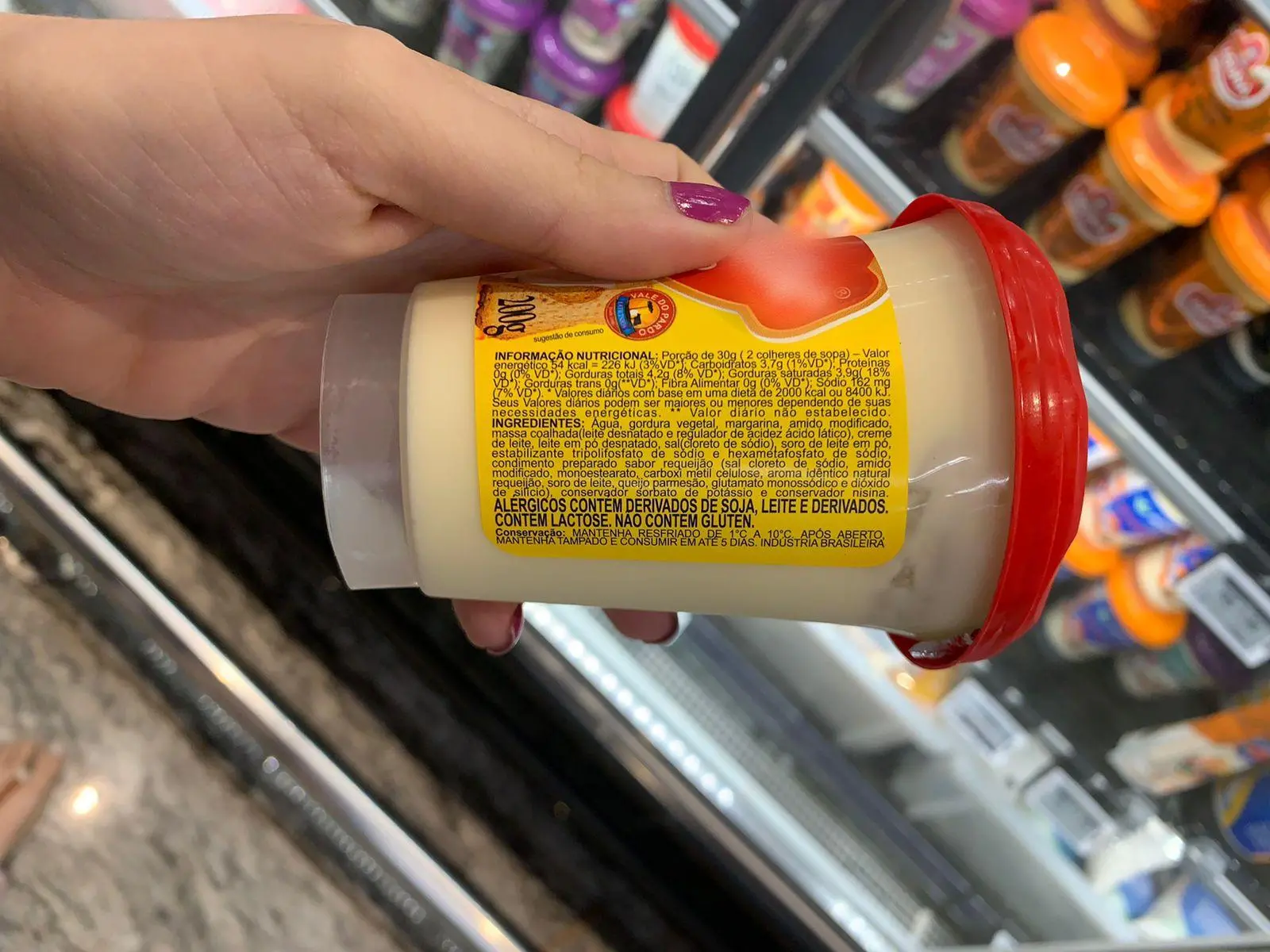 Na imagem, aparece um similar de requeijão, com foto no rótulo para comprovar que não é um produto original