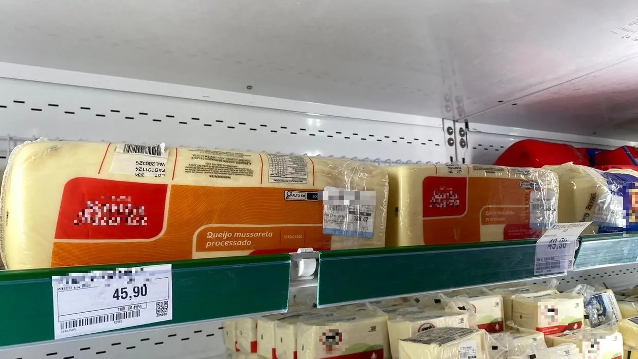 Imagem mostra um similar de queijo, com foco na embalagem para demonstrar a composição diferente