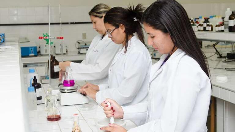 Mulheres trabalhando em laboratório -
