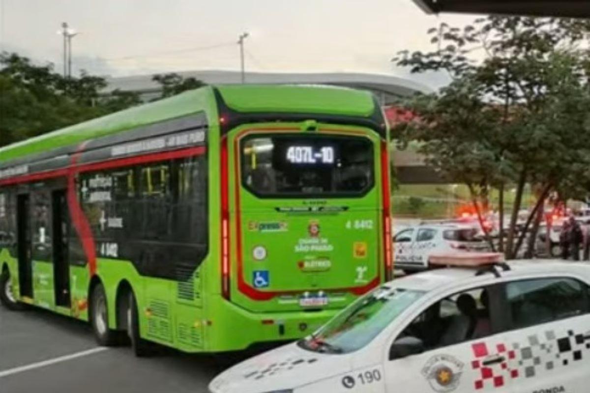Ônibus parado atravessado na pista para matéria informando que motorista de ônibus é feito refém por possível ex-funcionário da empresa de transporte