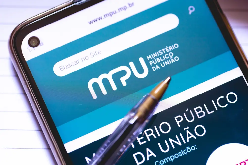 Celular aberto no site do MPU para matéria sobre concurso público