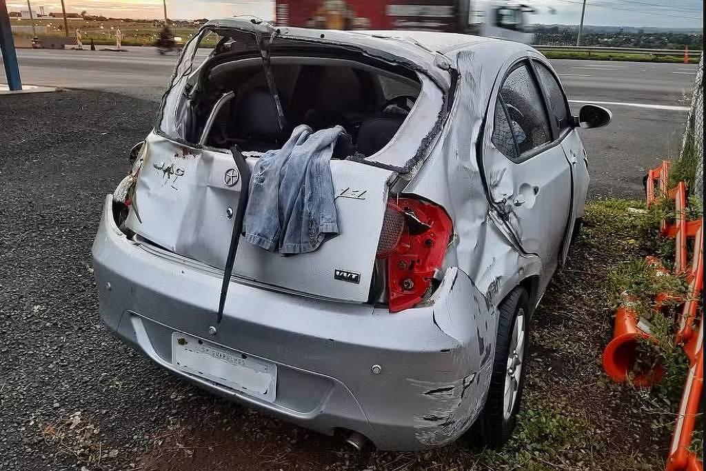 O carro capotado em uma área da Polícia Rodoviária Federal para matéria sobre motorista que teve carro furtado por vítima de capotamento