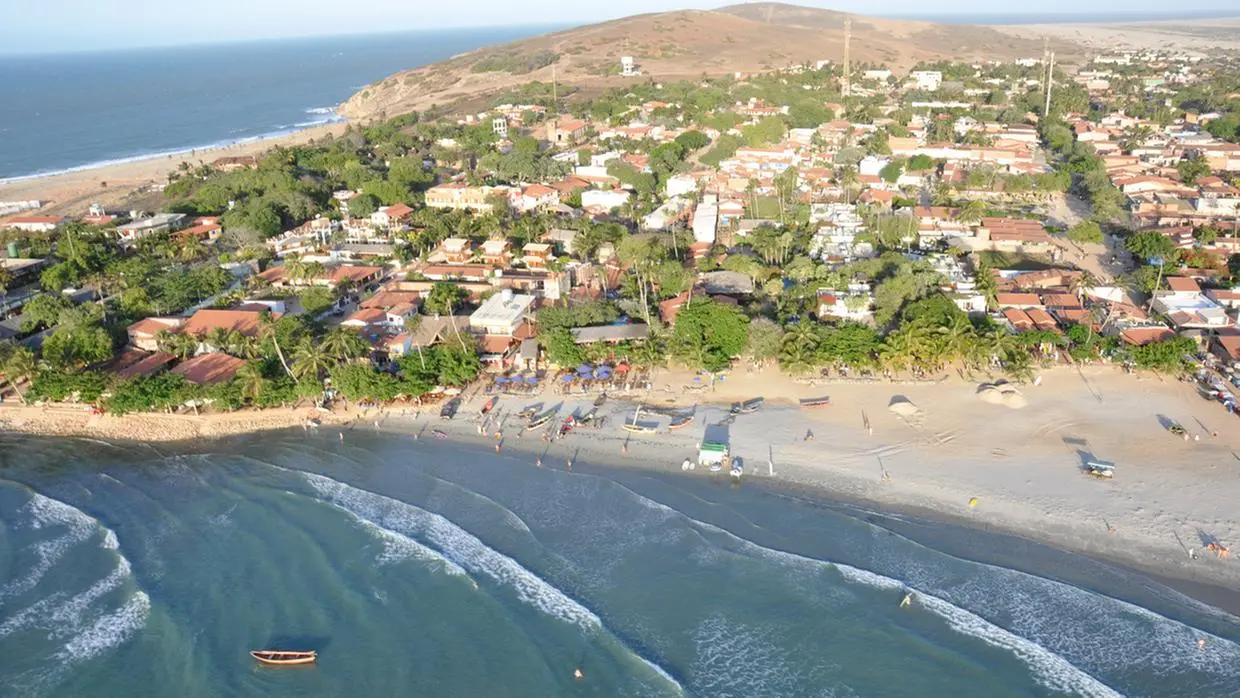 imagem aérea da vila de jericoacoara, uma vila litoranea