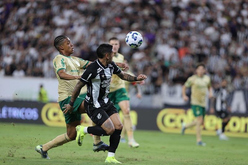 Atletas de Ceará e Palmeiras disputam bola