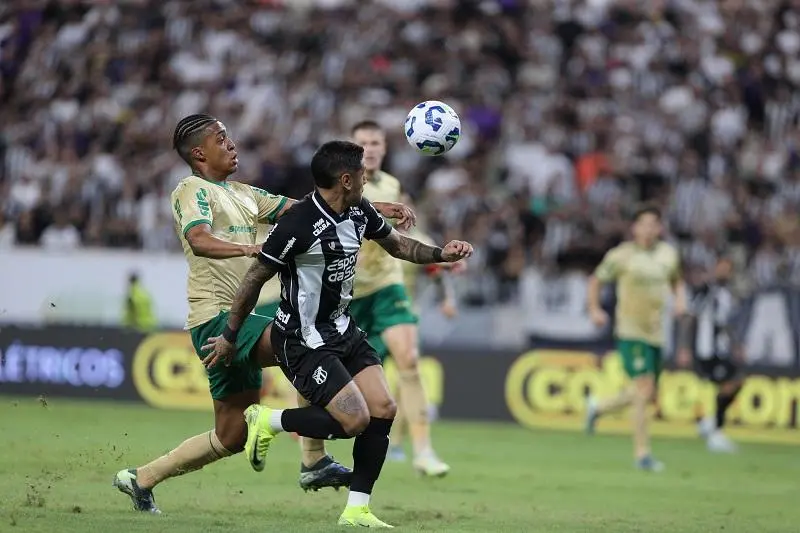 Atletas de Ceará e Palmeiras disputam bola