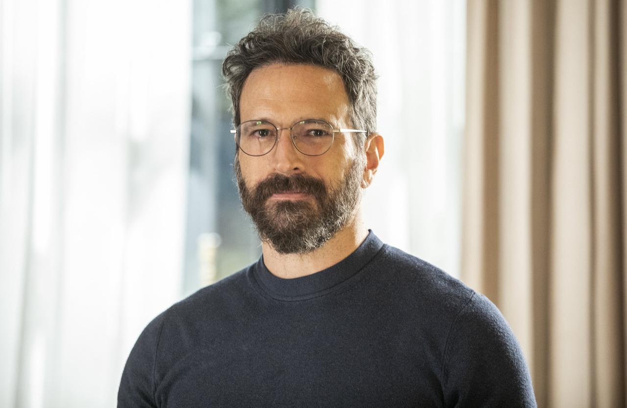 Foto do ator Caco Ciocler