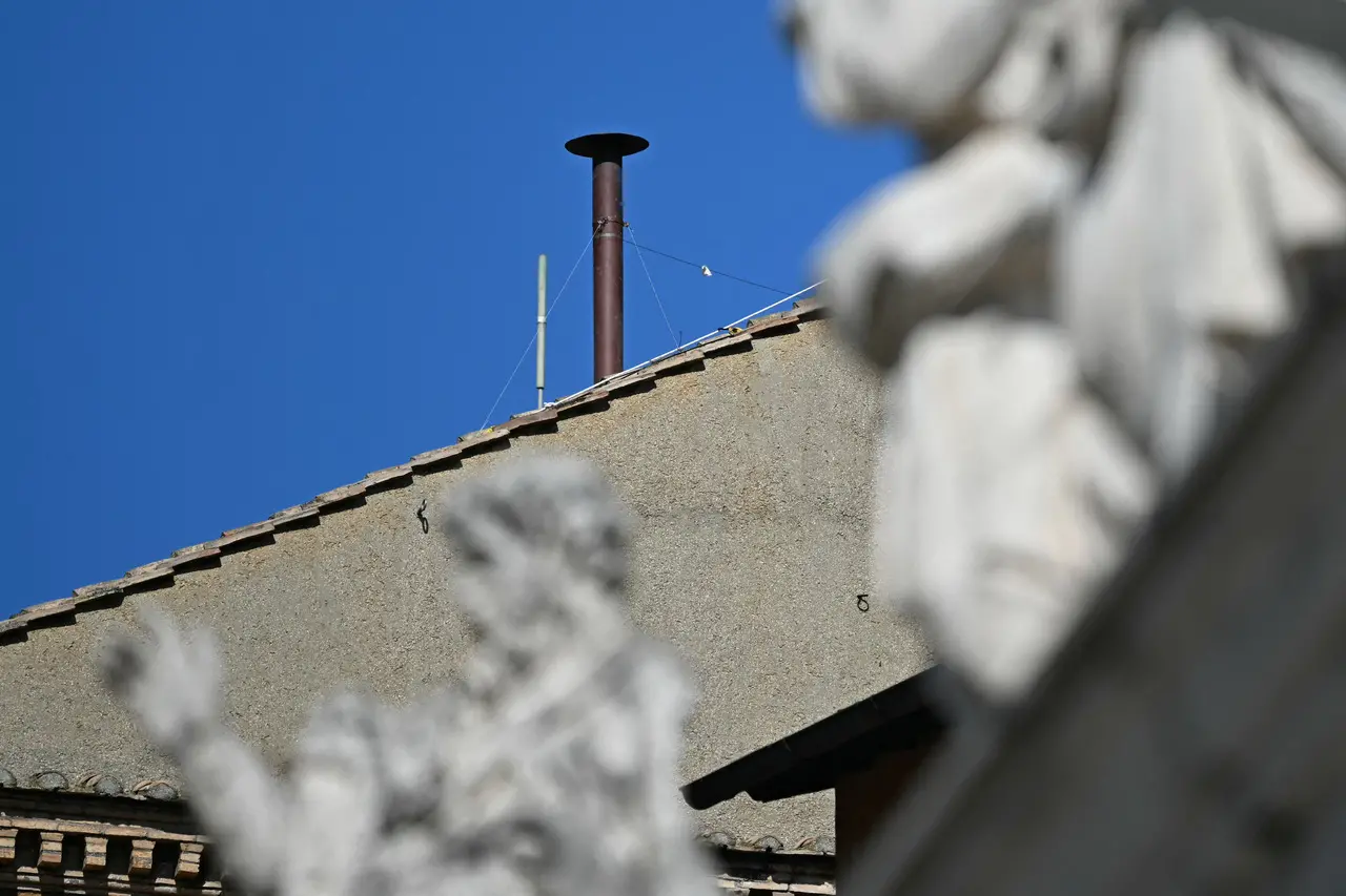 Esta fotografia mostra uma vista da chaminé no telhado da Capela Sistina durante sua instalação no Vaticano, em 2 de maio de 2025.