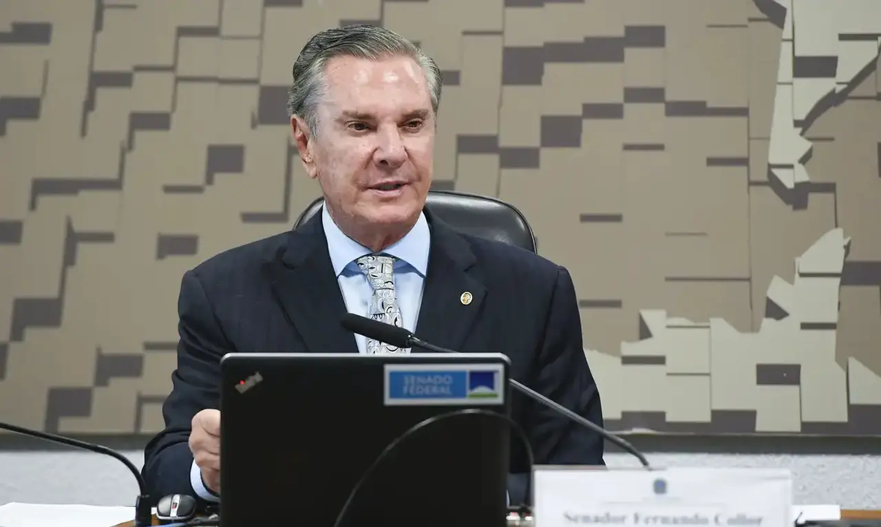 Imagem mostra Fernando Collor no Senado, ilustrando prisão domiciliar do ex-presidente
