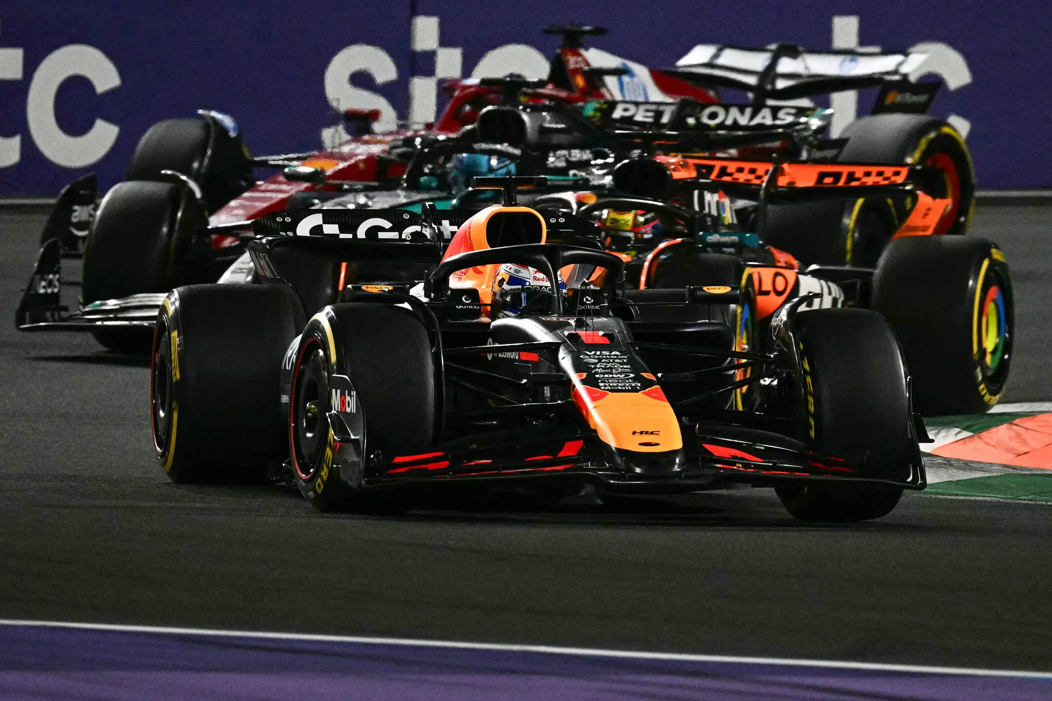 Foto de carros de Fórmula 1 durante Grande Prêmio